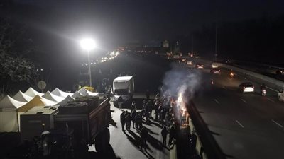 المزراعون في فرنسا يحاصرون باريس بسبب صعوبات الإنتاج