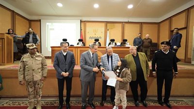 بالأسماء.. محافظ كفر الشيخ ووكيل التعليم يكرمون الطلاب المتميزين