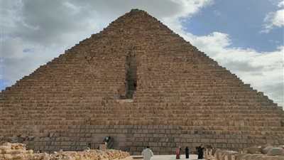 القصة الكاملة لإعادة تكسية هرم «منكاورع الأصغر» وطمس تاريخ الأهرامات