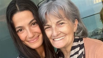 بعد وفاة والدتها.. حمزة العيلي يقدم العزاء لـ تارا عماد