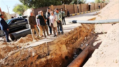 محافظ أسوان يتفقد الأعمال الجارية بمشروع تركيب شبكات وخطوط الخزان الأرضى الجديد