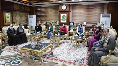 محافظ المنيا يسلم 59 مشروعًا تنمويًا لدعم السيدات والشباب بقرية أبيوها مركز أبوقرقاص