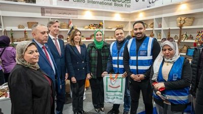 القباج تتفقد أجنحة وزارة التضامن بمعرض الكتاب