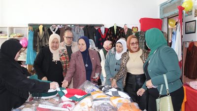 وكيل تعليم القاهرة تفتتح معرض الملابس الخيرى بإدارة الوايلى التعليمية (صور)