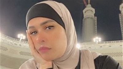 ياسمين عبد العزيز تؤدي مناسك العمرة (صور)