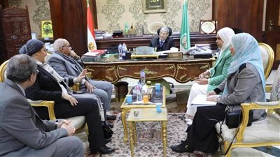 محافظ المنيا يبحث مع وفد وزارة الصحة إطلاق برنامج «أسرة» بـ86 وحدة صحية
