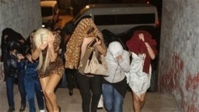 تفاصيل ضبط سيدة تدير شقة سكنية للأعمال المنافية للآداب والدعارة وتعاطي المخدرات 