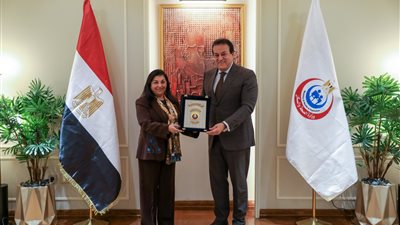 وزير الصحة يكرم الدكتورة نعيمة القصير ويهديها درع الوزارة تقديرا لجهودها 