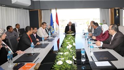 محافظ أسوان يشدد على توفير السلع الأساسية والاستراتيجية وزيادة المعروض منها