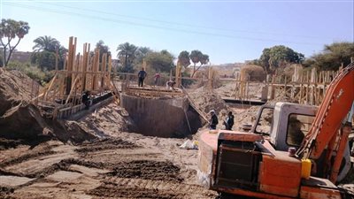 أشرف عطية يتابع نسب ومعدلات الإنجاز بالمشروعات الجارية بقرية غرب أسوان