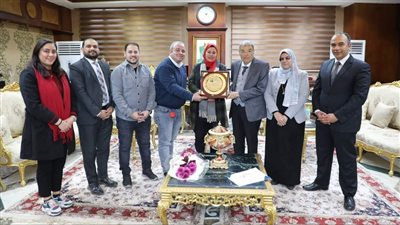 حياة كريمة تهدى محافظ المنيا درعها تقديرا لدعمه لمشروعات المبادرة الرئاسية