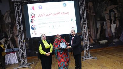 محافظ أسوان يكرم أسر الشهداء ويوزع المساعدات المالية