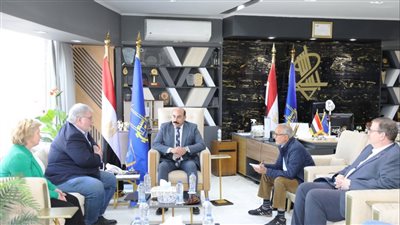محافظ أسوان يستعرض المقومات السياحية مع أعضاء البرلمانية الألمانية