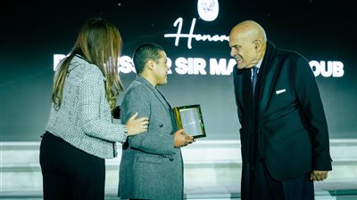 الشيخ عبدالله بن زايد يشهد مراسم تكريم السير مجدي يعقوب بجائزة زايد للأخوة الإنسانية