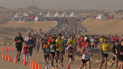 وزير الشباب والرياضة يعطي إشارة البدء للنسخة الثالثة من سباق هرم سقارة