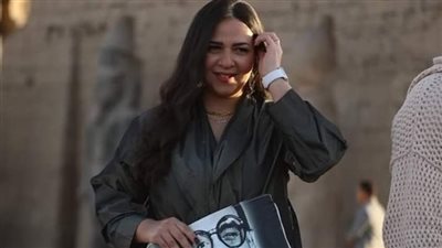 بالصور.. إيمي سمير غانم تظهر بحقيبة تحمل صورة والدها في ندوة تكريمها