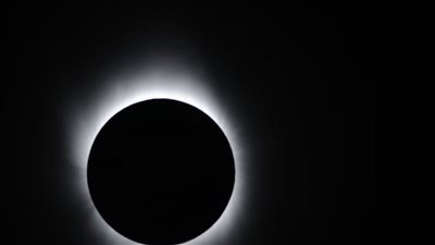 ما هو كسوف الشمس وكيف يتحول الليل إلى نهار خلاله؟