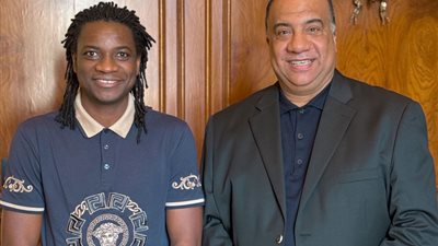 مصيلحي يستقبل موبولولو بعد عودته من بلاده ويقود زعيم الثغر أمام الطلائع