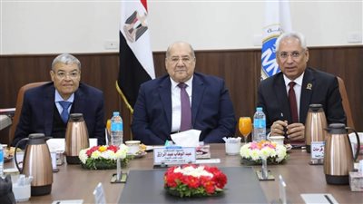 محافظ المنيا ورئيس مجلس الشيوخ يشاركان فى اجتماع مجلس أمناء الجامعة الأهلية