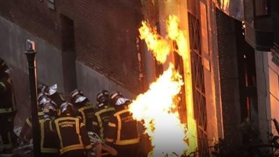 الدفع بـ4 سيارات إطفاء للسيطرة على حريق مصنع أخشاب بمصر القديمة