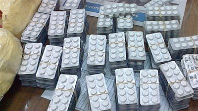 مباحث بني مزار تداهم وكر مخدرات بقرية صندفا 