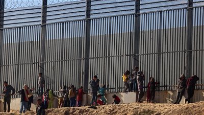 قناة عبرية تكشف موقف إسرائيل من المدنيين برفح الفلسطينية