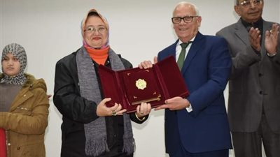 محافظ بورسعيد يكرم وكيلة وزارة التربية والتعليم السابقة