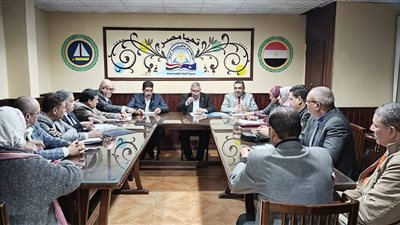 وكيل «تعليم دمياط» يجتمع بمديري الإدارات لبحث استعدادات الفصل الدراسي الثاني