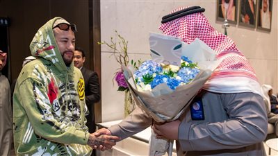 بالصور.. نيمار يصل السعودية لاستكمال برنامجه التأهيلي