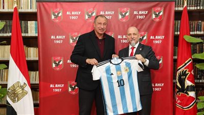 الخطيب يستقبل سفير الأرجنتين ويُهديه درع وعلم الأهلي.. صور