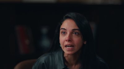 مسلسل بين السطور الحلقة 13.. سلمى أبو ضيف تنهار خلال التحقيق معها في مقتل محمد علاء (صور)