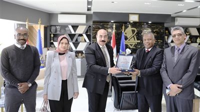 وفد البنك الزراعى المصرى يهدى درع البنك لمحافظ أسوان
