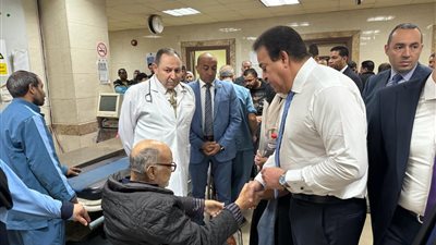 وزير الصحة يتفقد مستشفى العجوزة ويستمع لآراء المواطنين حول مستوى الخدمة