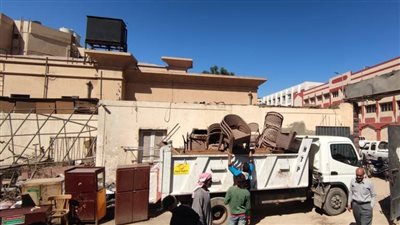 الوحدات المحلية تواصل إزالة التعديات ورفع الإشغالات فى أسوان