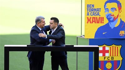 تقرير إسباني: لابورتا يرفض إقالة تشافي وسيرحل عن الفريق فى تلك الحالة