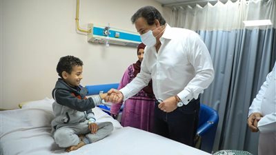 وزير الصحة يوجه بإعادة توزيع الأعداد الزائدة من الصيادلة على منشآت أخرى