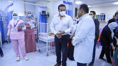 وزير الصحة يتفقد مستشفى الأطفال التخصصي في بنها ويوجه بصرف مكافأة لكافة العاملين