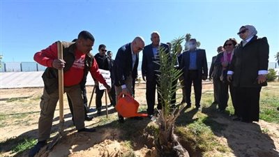 وزير الإسكان ومحافظ الوادى الجديد يتفقدان حديقة 30يونيو الترفيهية بمدينة الخارجة