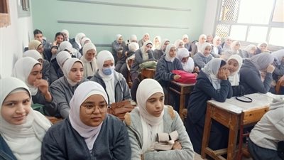 تعليم القليوبية: انتظام طلاب الصف الثالث الثانوي بمدرسة سميرة موسي بإدارة قليوب التعليمية