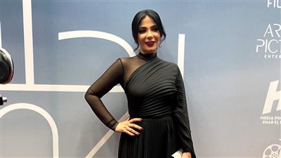 ناقدة تكشف سر إنتاج فيلم جديد عن أم كلثوم وسبب اختيار منى زكي.. عربون صلح