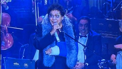 ظهور الكينج محمد منير مصاب بكسر في يده بحفل ليالي سعودية مصرية