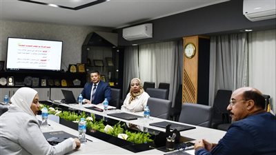 محافظ أسوان يعقد اجتماعًا لتقييم أداء الاستثمار داخل المحافظة والحلول المقترحة للنهوض 