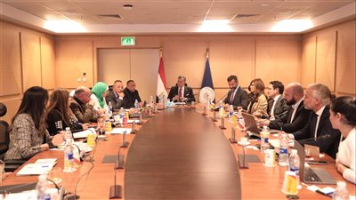 وزير السياحة والآثار يبحث سبل التعاون مع مسئولي شركة META العالمية