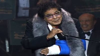 وقع على السلم.. سر إصابة الكينج محمد منير في حفل 