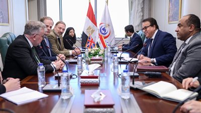 وزير الصحة يستقبل السفير البريطاني بالقاهرة لبحث سبل التعاون بين البلدين