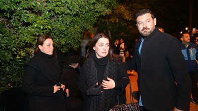 كندة علوش وعمرو يوسف وكارول سماحة في عزاء والدة ساندرا نشأت (صور)