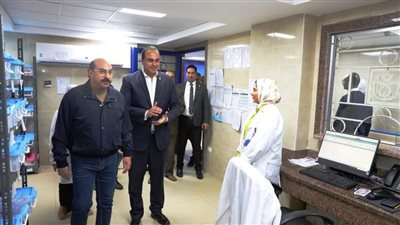 محافظ أسوان ورئيس الهيئة العامة للرعاية الصحية يتابعان منظومة التأمين الصحى الشامل