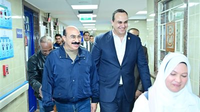 رئيس الرعاية الصحية ومحافظ أسوان يستطلعان آراء المرضى حول الخدمات الطبية المقدمة 
