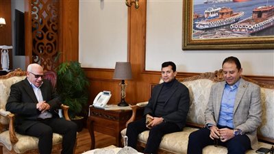 أشرف صبحي يصل بورسعيد لتفقد عدد من المنشآت الشبابية والرياضية