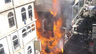 حريق ضخم بالقرب من مستشفى «أنا وطفلي» في اليمن
